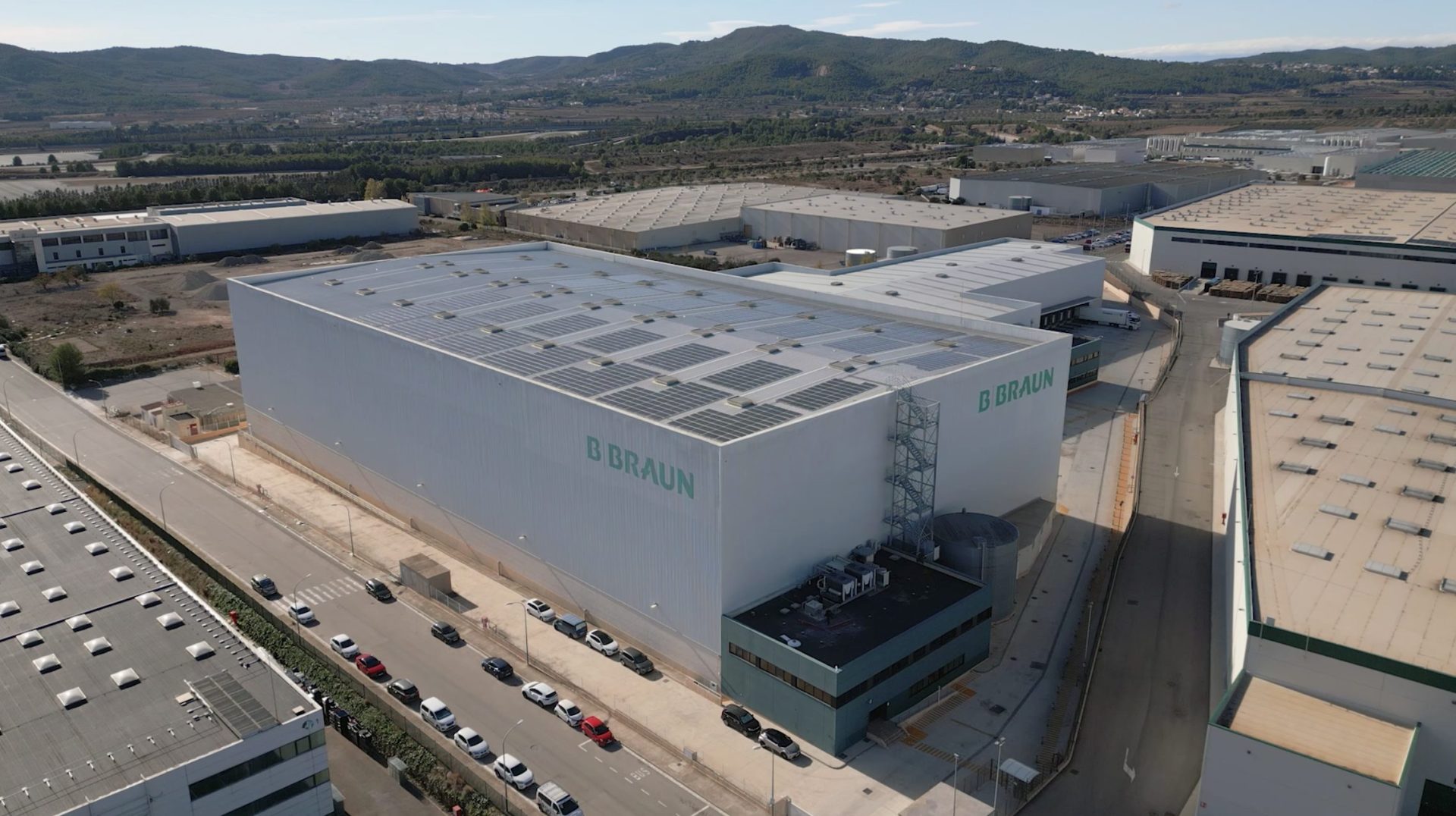 Vista aérea del centro logístico del Grupo B. Braun en Santa Oliva (Tarragona, donde se encuentra la mayor planta fotovoltaica de la compañía en España, gracias a la instalación de 1.280 paneles. EFE/IMAGEN CEDIDA/B. BRAUN/SOLO USO EDITORIAL/CRÉDITO OBLIGATORIO