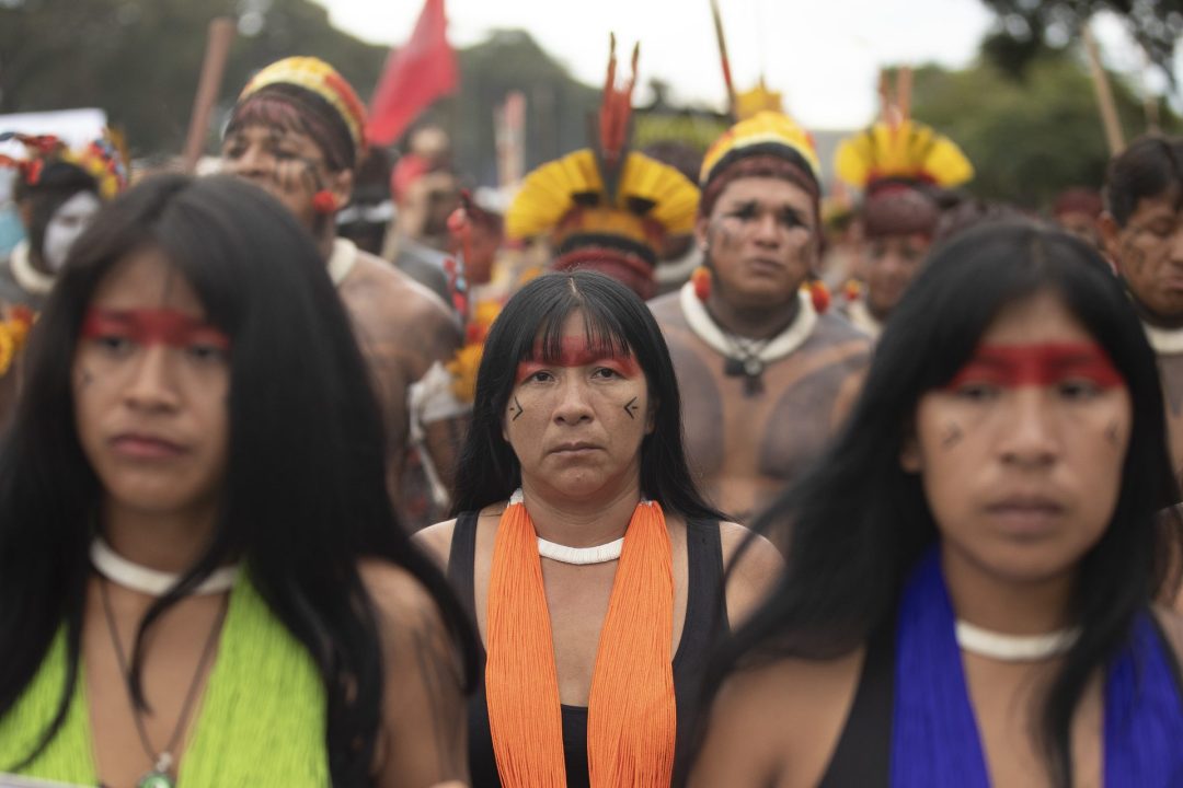 Foto de Archivo. Indígenas de varios pueblos reunidos en el Campamento Tierra Libre (ATL), protestan durante un acto llamado "Ouro de Sangue" (Oro de Sangre) en contra del incremento de la minería en territorios indígenas, hoy, en Brasilia (Brasil). EFE/ Joédson Alves