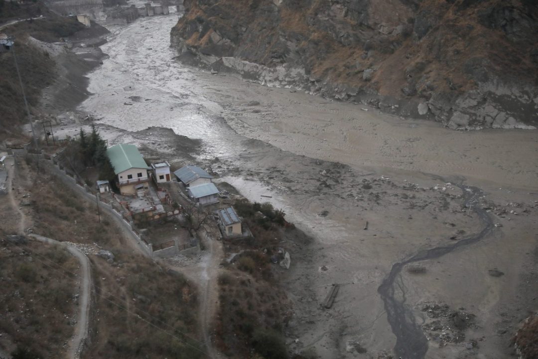 En la imagen de archivo, vista de la fuerza del río Dhauliganga tras la ruptura de una porción del glaciar Nanda Devi, en la localidad de Reni, Uttrakhand, la India. EFE/EPA/RAJAT GUPTA
