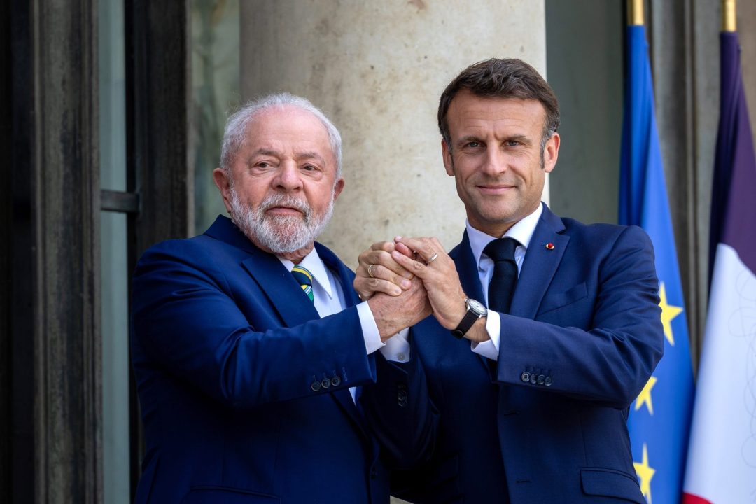 El presidente francés, Emmanuel Macron, y el brasileño, Luiz Inácio Lula da Silva, antes de reunirse en un almuerzo de trabajo en el Palacio del Elíseo de París con ocasión de la Cumbre para un nuevo pacto financiero Norte-Sur. EFE/EPA/Christophe Petit Tesson