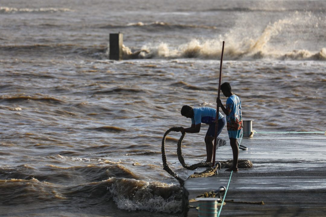Mumbai (India), 09/06/2023.- Indian fishermen from Koli community wash ropes at the jetty at the Gorai beach near the Arabian Sea shore, in Mumbai, India, 09 June 2023. The India Meteorological Department (IMD) said that Cyclone Biparjoy located over the east-central and adjoining southeast Arabian Sea is likely to shift northwards and intensify into a severe cyclonic storm. Western States of India such as Gujarat, Maharashtra and Goa are on high alert. EFE/EPA/DIVYAKANT SOLANKI