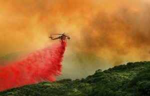 NB002. SAN JOSE (EE.UU.), 12/07/2017.- Un helicóptero del Servicio Forestal de los Estados Unidos trabaja para extinguir un incendio en Whittier, en el condado de Santa Bárbara, California, ayer martes 11 de julio de 2017. Miles de bomberos siguen luchando contra decenas de incendios en el oeste de EE.UU., mientras un aumento de la humedad y una disminución en la fuerza del viento favorecen hoy las acciones de los bomberos para controlar varios grandes incendios en California. EFE/STR