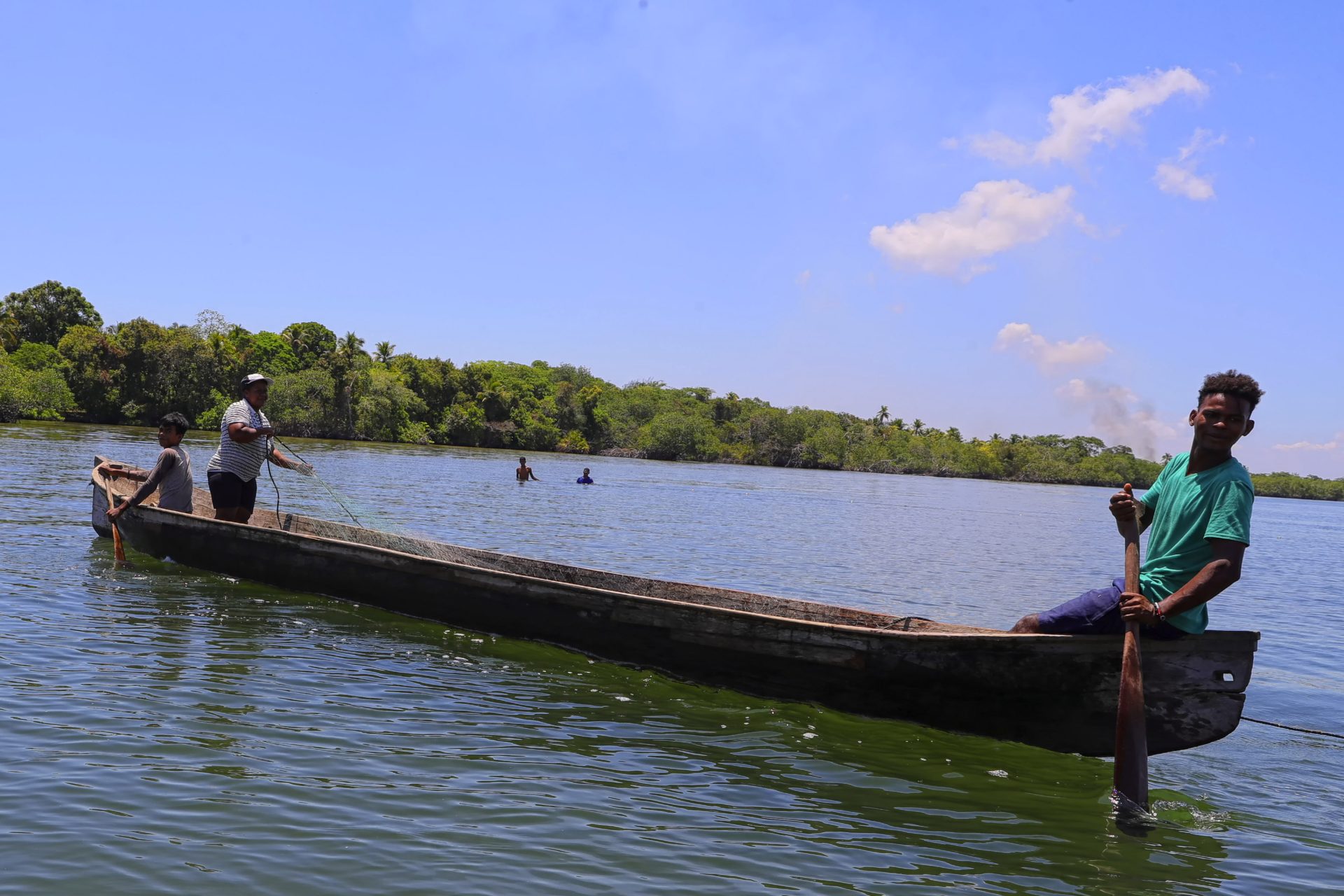 Indígenas de la etnia Miskita ubican redes de pesca, el 24 de mayo de 2023, en la comunidad de Yahurabila (Honduras). EFE/ Gustavo Amado