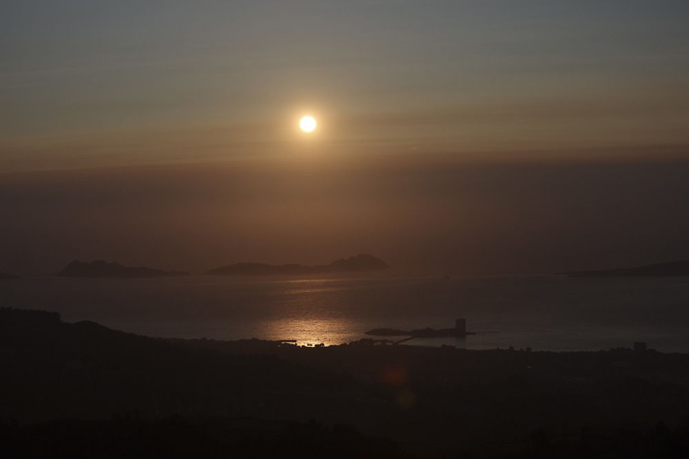 Vista del humo que desprenden los incendios de Canadá hoy domingo desde el monte Cepudo de Vigo. EFE/Sxenick