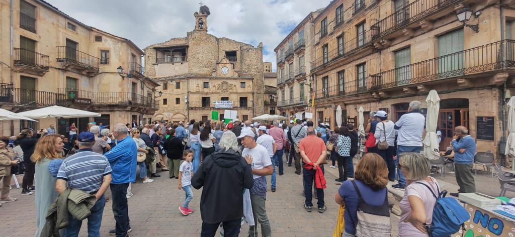 Unos 400 vecinos se han congregado en la Plaza de España de Sepúlveda para expresar su total oposición a la instalación de una mina de cuarzo a cielo abierto en una extensión de 4.072 hectáreas con un área explotable de casi de 2.200 hectáreas que afectaría a los municipios de Sepúlveda (Duratón), Barbolla, Duruelo, Castillejo de Mesleón, Sotillo, Cerezo de Abajo y Cerezo de Arriba. Cedida por la Plataforma contra la Mina en el Nordeste de Segovia