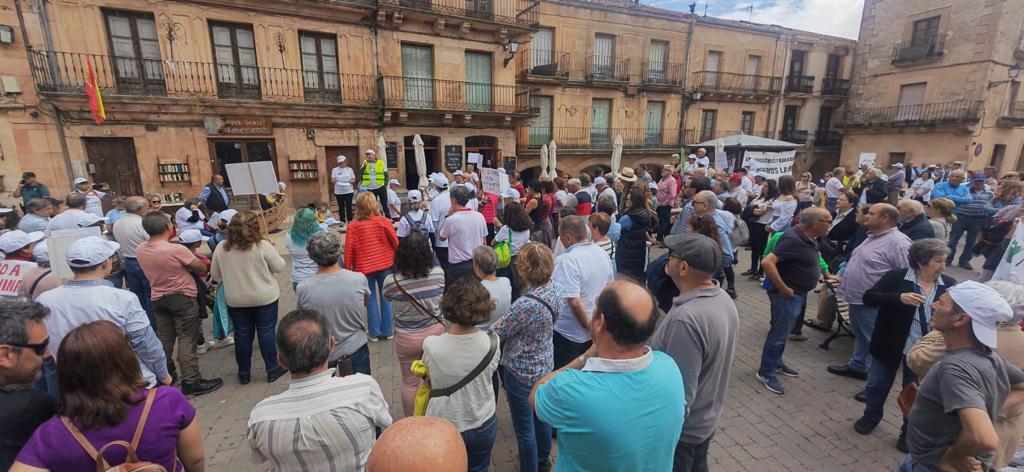 Unos 400 vecinos se han congregado en la Plaza de España de Sepúlveda para expresar su total oposición a la instalación de una mina de cuarzo a cielo abierto en una extensión de 4.072 hectáreas con un área explotable de casi de 2.200 hectáreas que afectaría a los municipios de Sepúlveda (Duratón), Barbolla, Duruelo, Castillejo de Mesleón, Sotillo, Cerezo de Abajo y Cerezo de Arriba. Cedida por la Plataforma contra la Mina en el Nordeste de Segovia