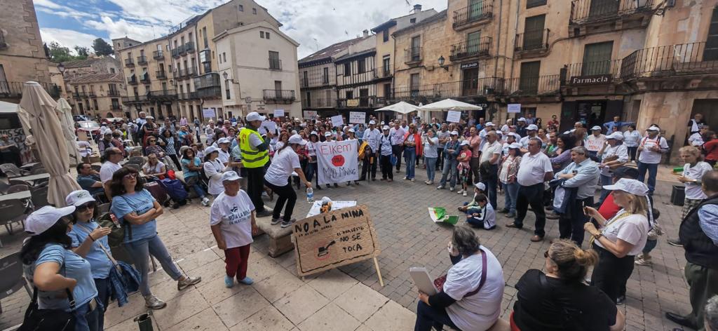 Unos 400 vecinos se han congregado en la Plaza de España de Sepúlveda para expresar su total oposición a la instalación de una mina de cuarzo a cielo abierto en una extensión de 4.072 hectáreas con un área explotable de casi de 2.200 hectáreas que afectaría a los municipios de Sepúlveda (Duratón), Barbolla, Duruelo, Castillejo de Mesleón, Sotillo, Cerezo de Abajo y Cerezo de Arriba. Cedida por la Plataforma contra la Mina en el Nordeste de Segovia