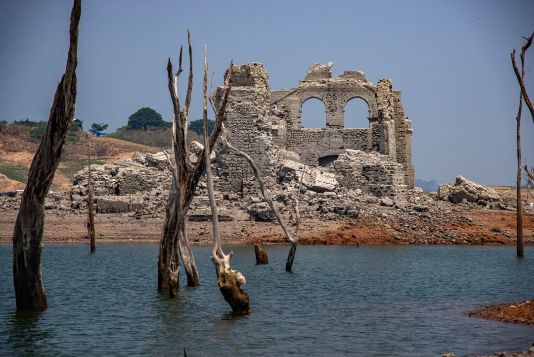 MEX8358. TECPATÁN (MÉXICO), 22/06/2023.- Vista general donde se observan las ruinas de la iglesia Santiago Apóstol, el 19 de junio de 2023, en el municipio de Tecpatán, en Chiapas (México). La sequía y la histórica ola de calor que azotan este mes a México han dejado al descubierto los vestigios de un templo dominico del siglo XVI en Chiapas, en el sureste del país, que estaba sumergidos en una presa. EFE/Carlos López