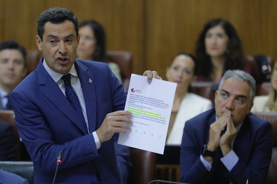 El presidente de la Junta de Andalucía, Juanma Moreno, durante su intervención en la sesión de control en el pleno del Parlamento de Andalucía, este jueves en Sevilla. EFE/José Manuel Vidal