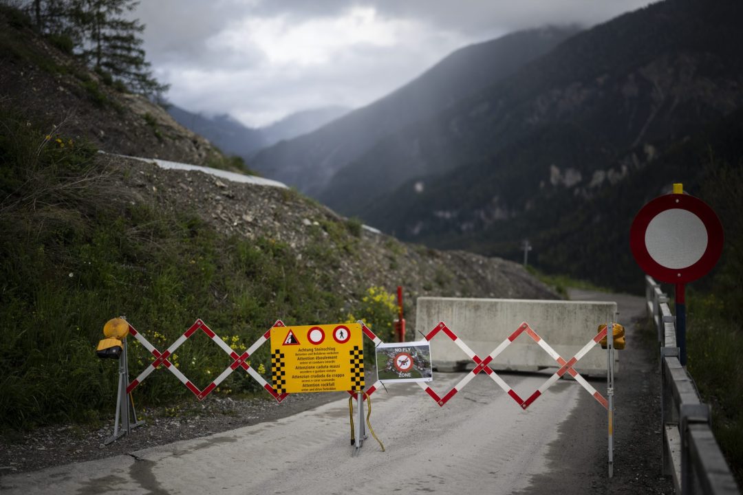 Desprendimientos de rocas hacia el pueblo de Brienz/Brinzauls, Suiza, y bloqueo de la carretera EFE/EPA/GIAN EHRENZELLER