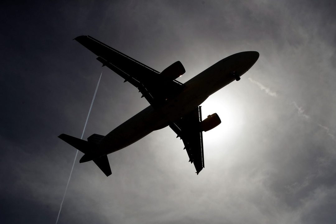 Un avión de Vueling se dispone a aterrizar en el Aeropuerto de Barcelona-El Prat. EFE/Alberto Estévez