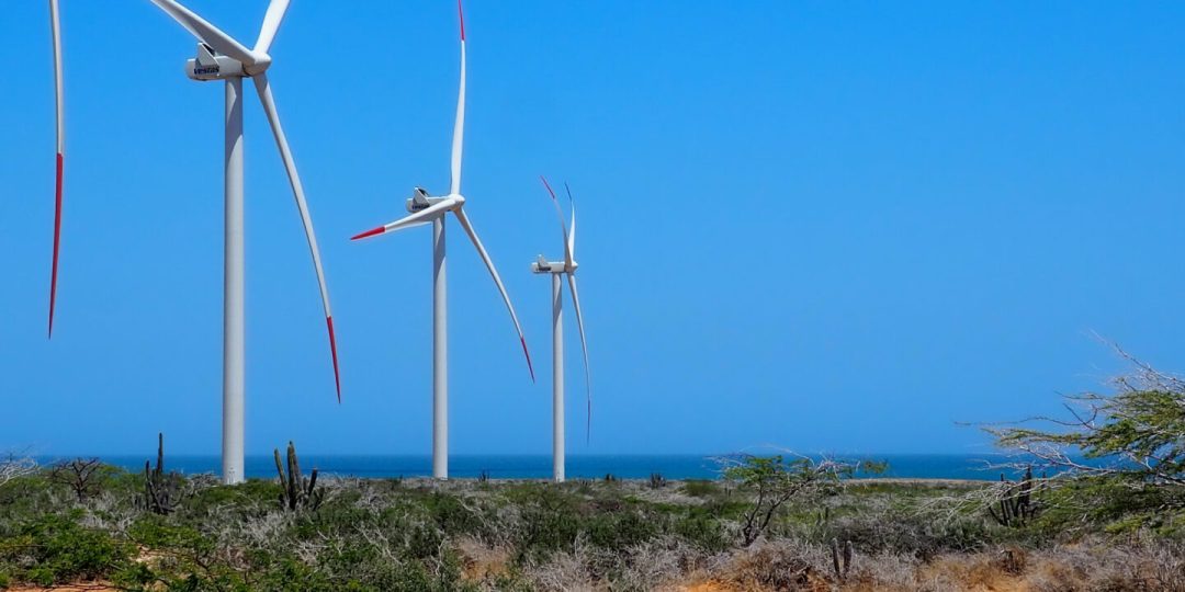 Aerogeneradores en el parque eólico Guajira I, en la costa caribeña del departamento de La Guajira, Colombia (Imagen: David González M / Diálogo Chino)