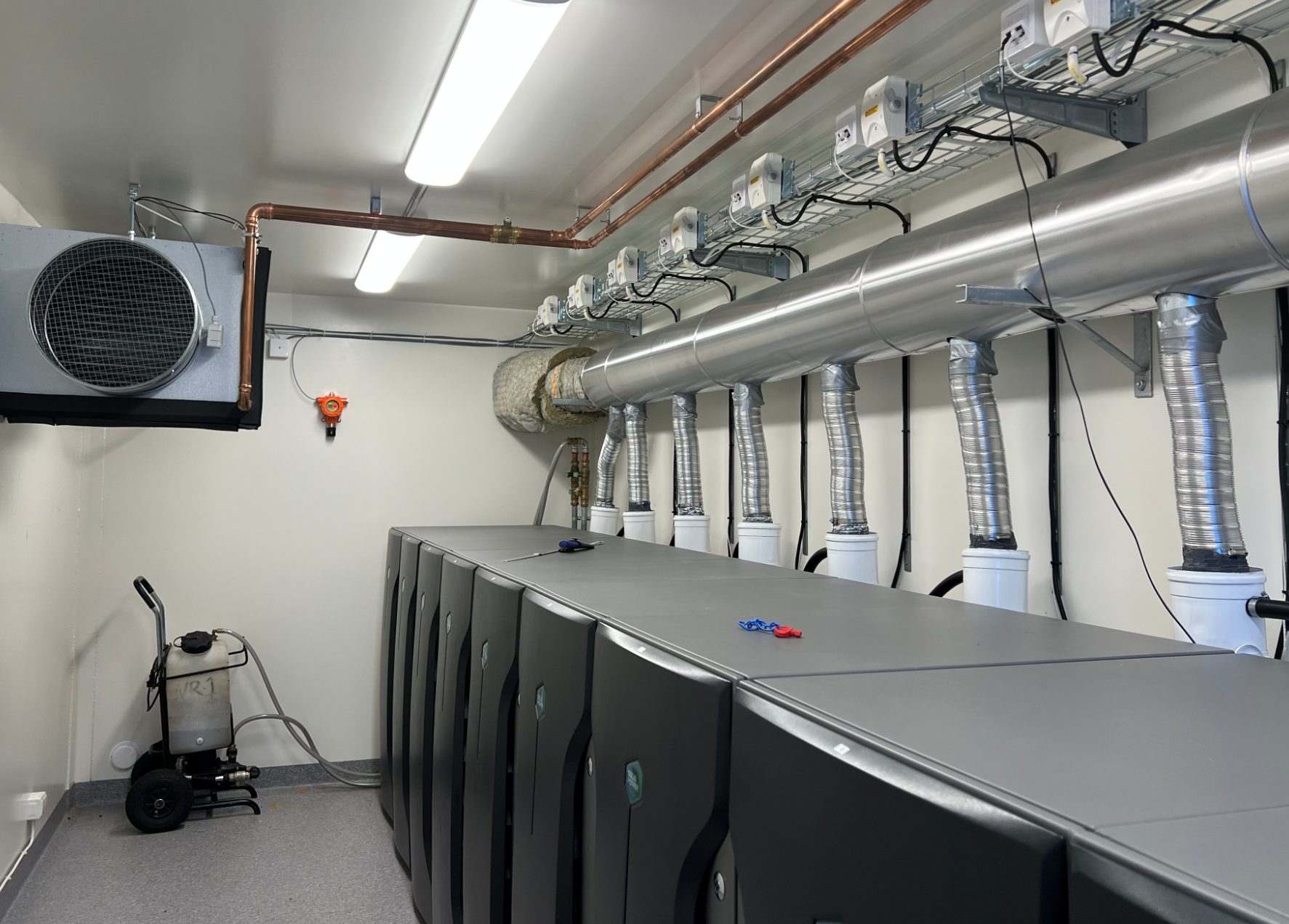 Vista de un prototipo de servidor sumergido en aceite del ICE Data Center, en Suecia. Marina Otero