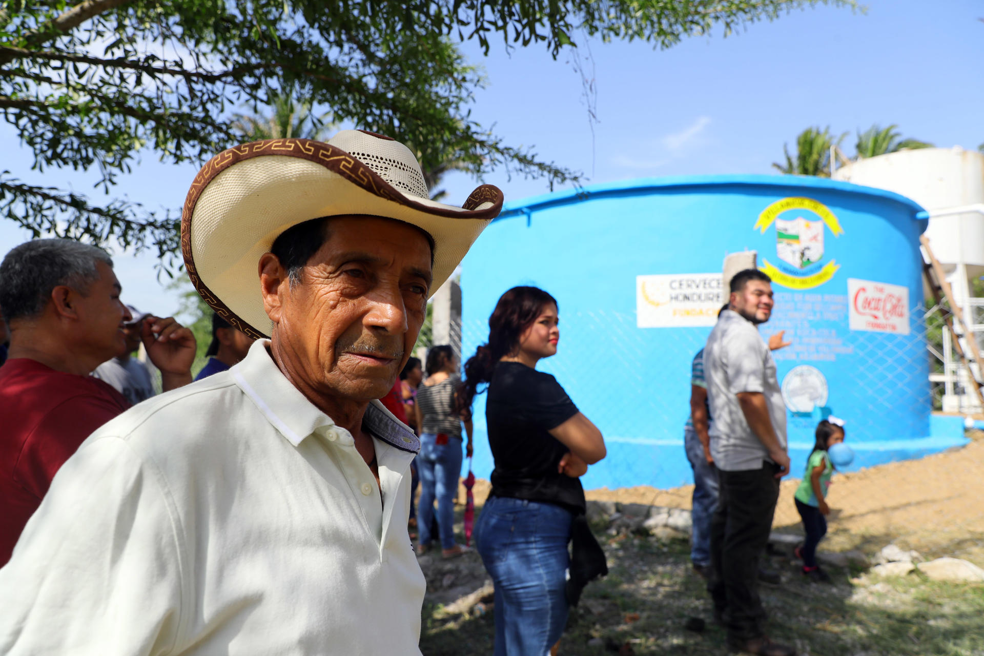 AME4041. VILLANUEVA (HONDURAS), 18/07/2023.- Residentes del barrio Flor del Campo asisten hoy a la inauguración de un tanque de agua potable en el municipio de Villanueva, departamento de Cortés (Honduras). La solidaridad empresarial, municipal y de una ONG ha hecho posible que 17 comunidades de San Antonio Cortés, y una de Villanueva, todas en el departamento de Cortés, en el norte hondureño, cuenten ahora con agua potable, de la que durante mucho tiempo carecieron en casa. EFE/Gustavo Amador