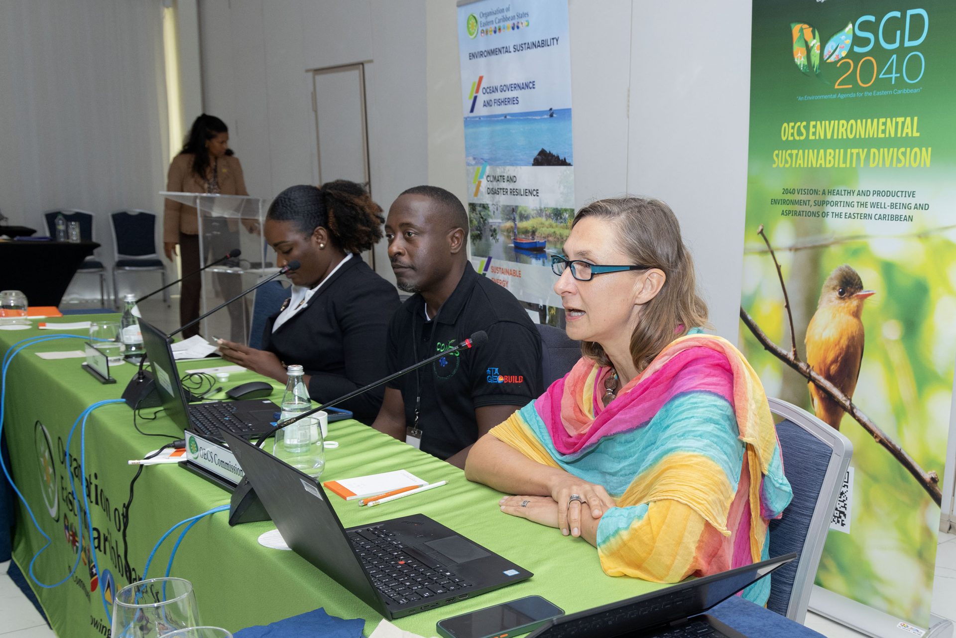 La Dra. Annett Fleischer ofrece una charla sobre sostenibilidad durante la décima reunión anual del Consejo de Ministros sobre Sostenibilidad Medioambiental (COM:ES), de la Organización de Estados del Caribe Oriental, en Anguila. EFE/EUROCLIMA/IMAGEN CEDIDA/CRÉDITO OBLIGATORIO