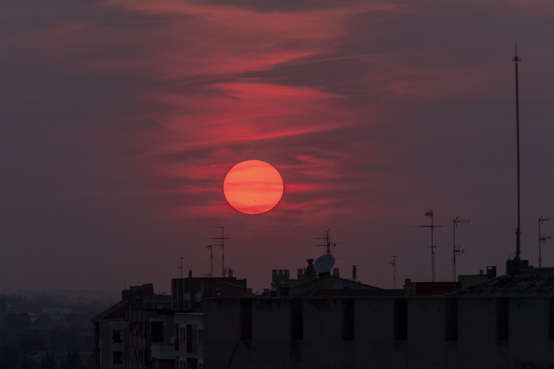 El sol se oculta tras un día caluroso. EFE/ Javier Belver