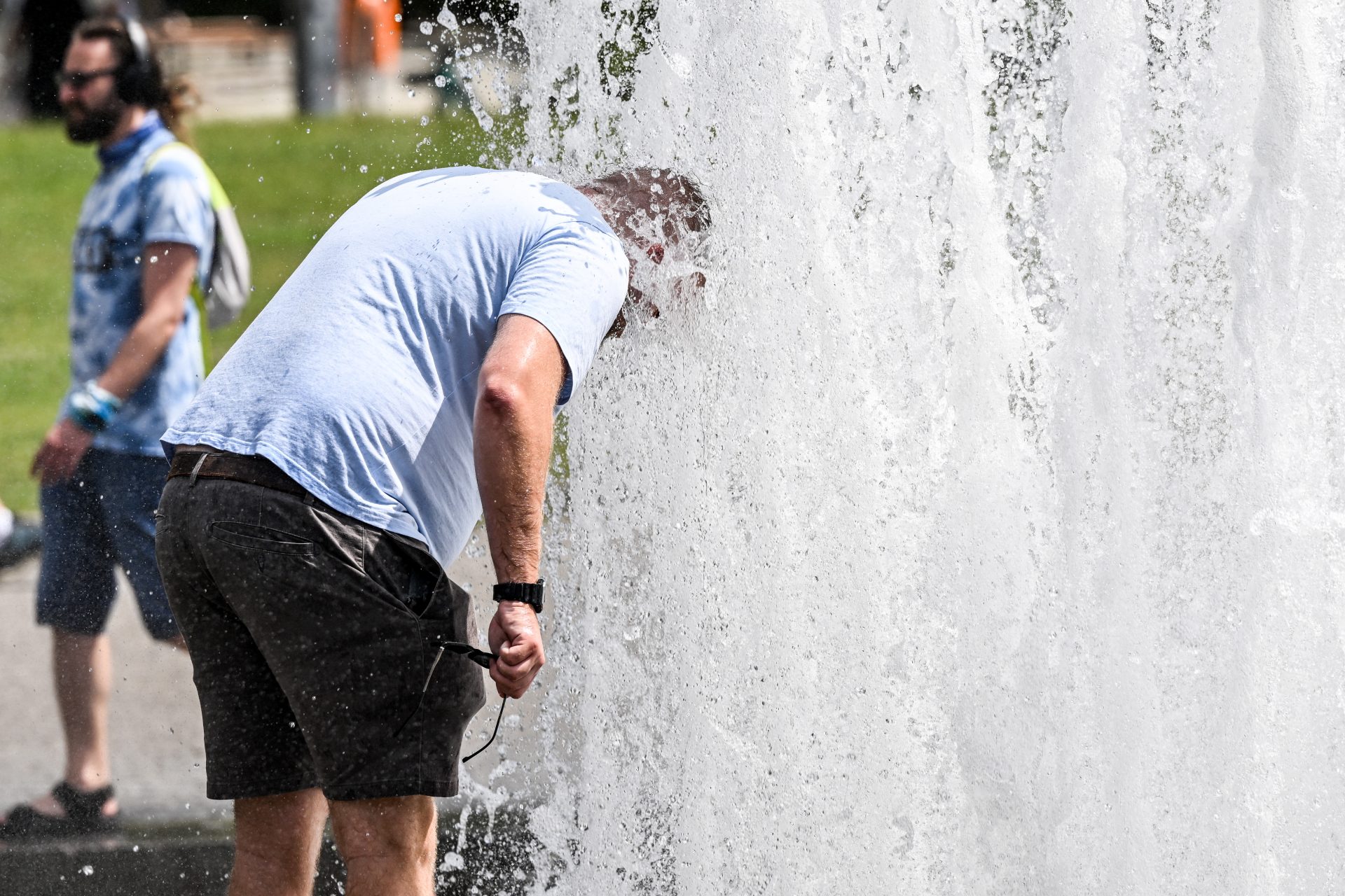 Berlin (Germany), 17/07/2023.- A man cools himself with water from a public fountain in central Berlin, Germany, 17 July 2023. Germany, as well as large parts of Europe, are going through a spell of hot weather with temperatures reaching 30 degrees Celsius in the German capital. (Alemania) EFE/EPA/FILIP SINGER