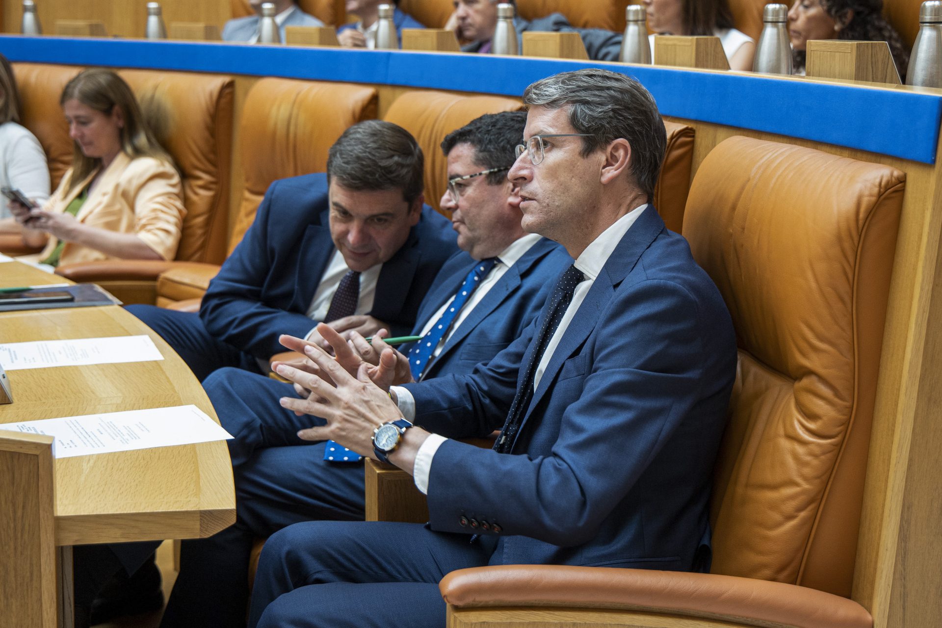 LOGROÑO, 28/07/2023.- El presidente del Gobierno de La Rioja, Gonzalo Capellá (d), durante el pleno del Parlamento riojano, celebrado este viernes en Logroño. El Parlamento riojano ha aprobado derogar la ley de protección animal de La Rioja, que data de 2018, con lo que, durante unos meses, esta materia quedará sujeta a la normativa nacional, a la espera de que el Ejecutivo regional del PP, en septiembre, inicie el trámite de un nueva regulación para los animales riojanos. EFE/ Raquel Manzanares