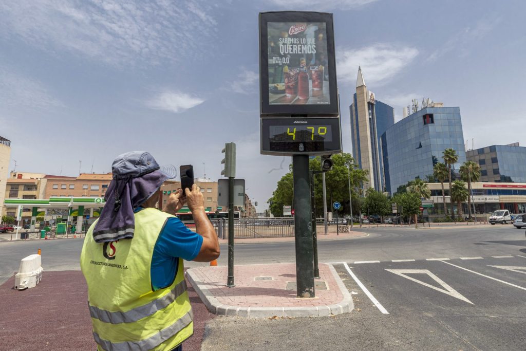 MURCIA, 19/07/2023.- Un hombre fotografía un termómetro que marca 47 grados este miércoles en la Ronda de Levante de Murcia. La tercera ola de calor de este verano, que ha dejado registros localmente superiores a los 45 grados y noches tórridas, las mínimas superiores a 25 grados, llega a su fin este miércoles con temperaturas extremas en áreas del sudeste peninsular, entre 42 y 44 grados.EFE/Marcial Guillén