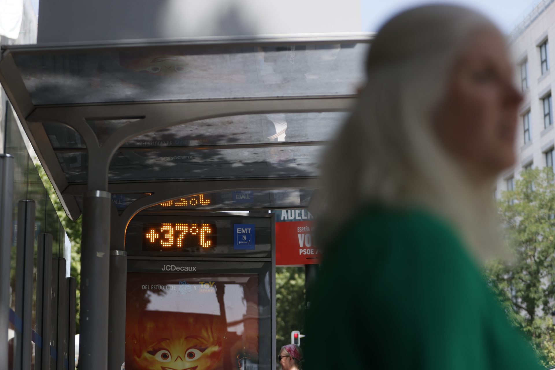 Vista del termómetro colocado en la marquesina de una parada de autobús en el centro de Madrid donde este martes se alcanzarán los 39 grados centígrados. EFE/ Mariscal