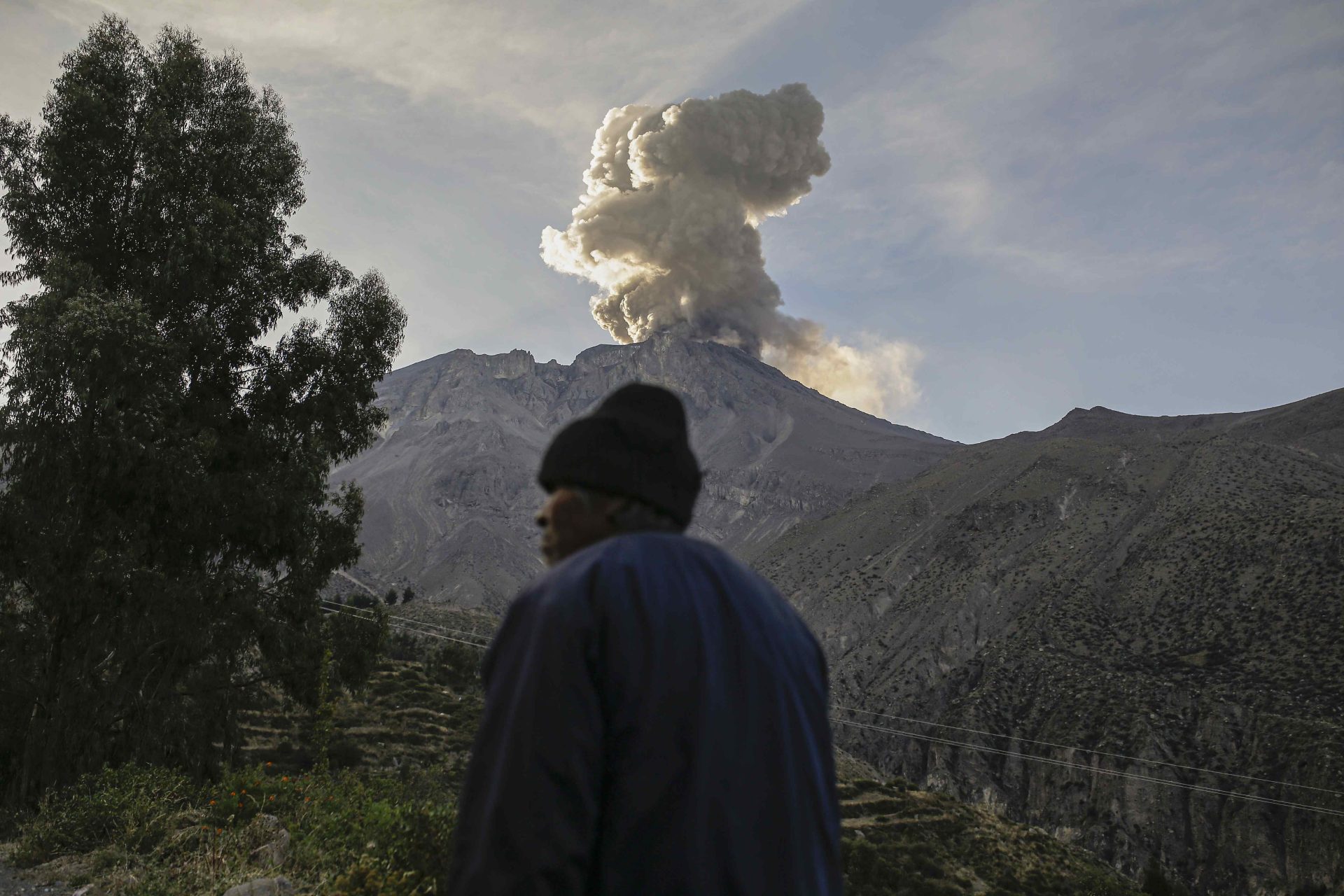 Fotografía del volcán Ubinas, el 5 de julio de 2023, desde el pueblo de Ubinas, en Moquegua (Perú). EFE/Sringer