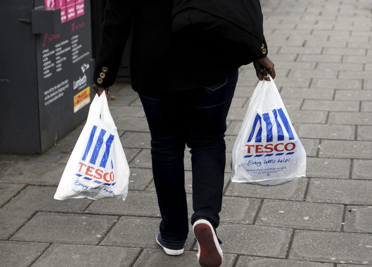 En la imagen de archivo, una mujer camina con las bolsas de la compra que acaba de realizar en Tesco, la cadena de supermercados del país en una calle de Londres, Reino Unido. EFE/Facundo Arrizabalaga