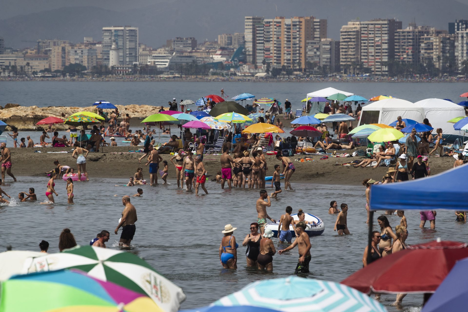 Numerosas personas llenan la playa del Palo de Málaga este domingo. EFE/Jorge Zapata
