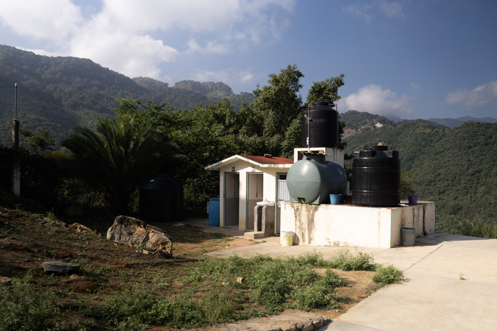Fotografía cedida hoy, por Pepsico de tanques que suministran agua en sanitarios de la comunidad Sierra Gorda del estado de Querétaro (México). Contar con acceso a recursos hídricos limpios, potables y seguros es un requisito esencial para que las comunidades puedan prosperar y, en ese contexto, la empresa PepsiCo reveló que en los últimos dos años ha invertido 2,4 millones de dólares en infraestructura y sistemas comunitarios de agua en países como México, Brasil, Colombia y Guatemala. EFE/ Pepsico