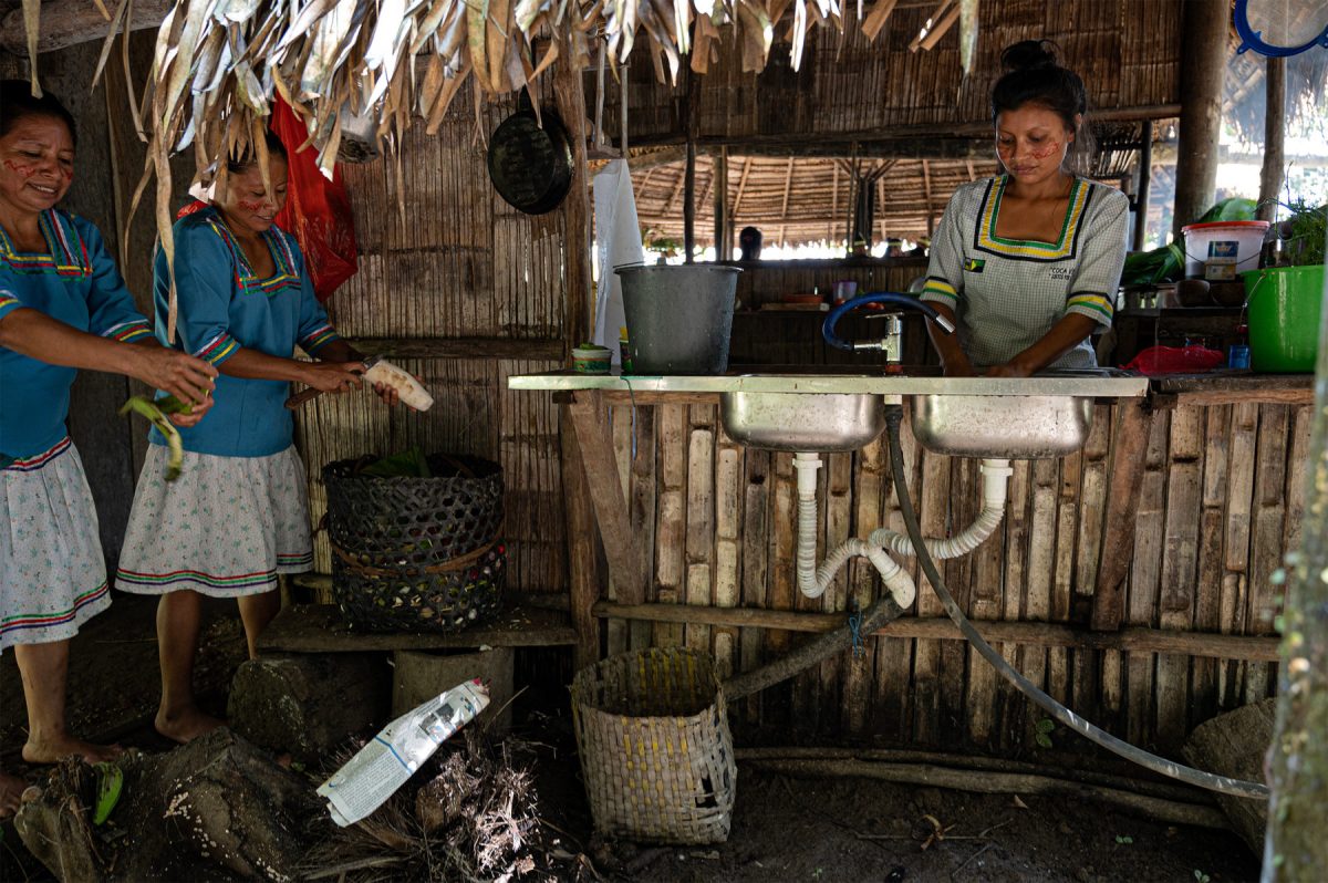 Mujeres indígenas kichwas cocinando en la comunidad de San Carlos, en La Joya de los Sachas, un cantón de la provincia ecuatoriana de Orellana. La venta de plátano frito y yuca es una fuente de ingresos para las comunidades indígenas locales (Imagen: Flor Ruiz / Diálogo Chino)