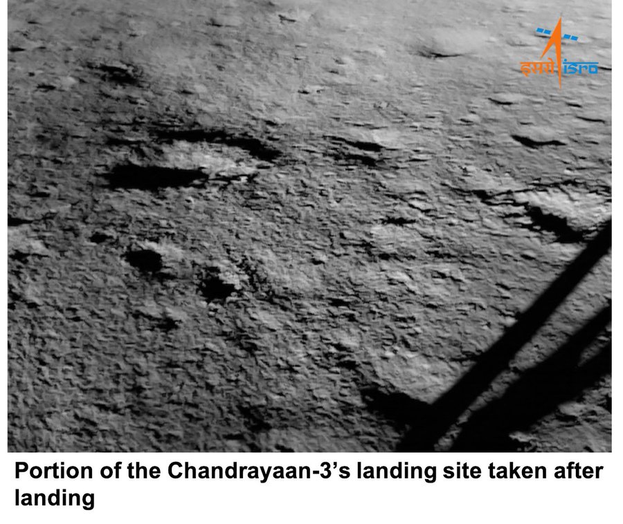 Imagen captada poco después del alunizaje. Muestra una parte del lugar de aterrizaje de Chandrayaan-3. También se ve una patas de la nave. ISRO