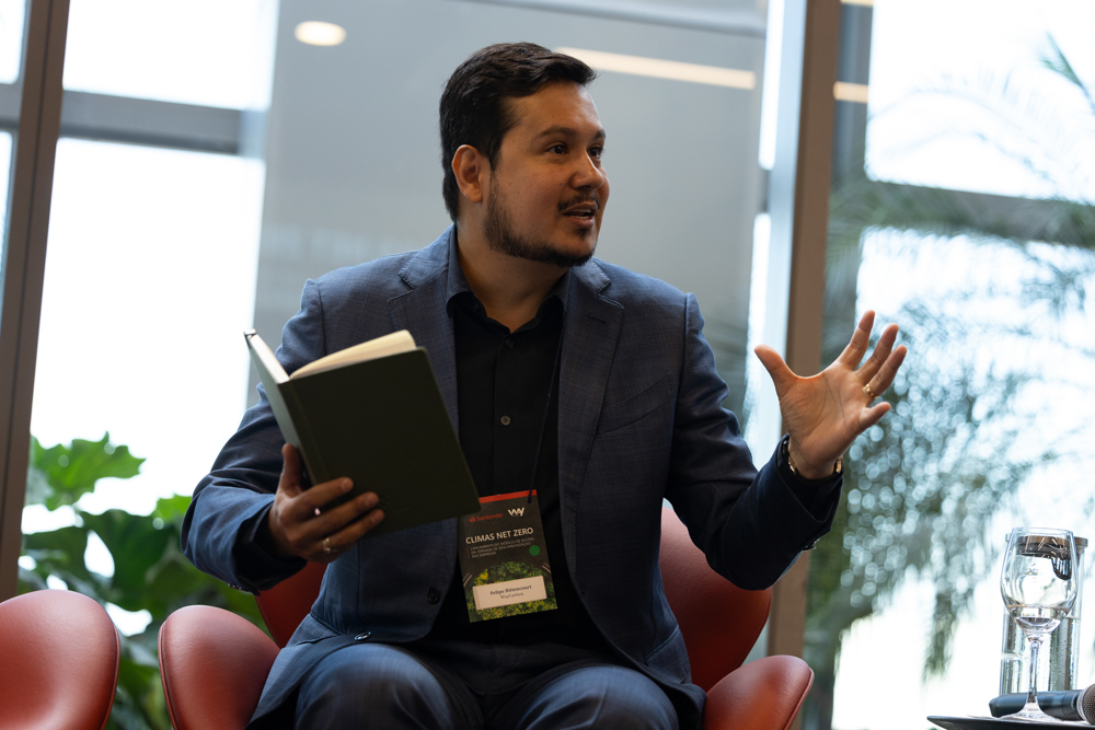 AO PAULO (BRASIL), 22/08/2023.- El director ejecutivo de WayCarbon, Felipe Bittencourt, habla durante una entrevista con EFE durante el evento 'Climas Net Zero: Lanzamiento del nuevo módulo para gestionar el viaje de descarbonización de las empresas', realizado en la sede de Santander, el 17 de agosto de 2023 en Sao Paulo (Brasil) Una nueva solución tecnológica, que consiste en una oferta integrada de software y servicios, busca ayudar a las empresas y los gobiernos a "mirar hacia el futuro" y facilitar alcanzar el objetivo de las cero emisiones netas de carbono, sin descuidar el crecimiento. EFE/ Isaac Fontana