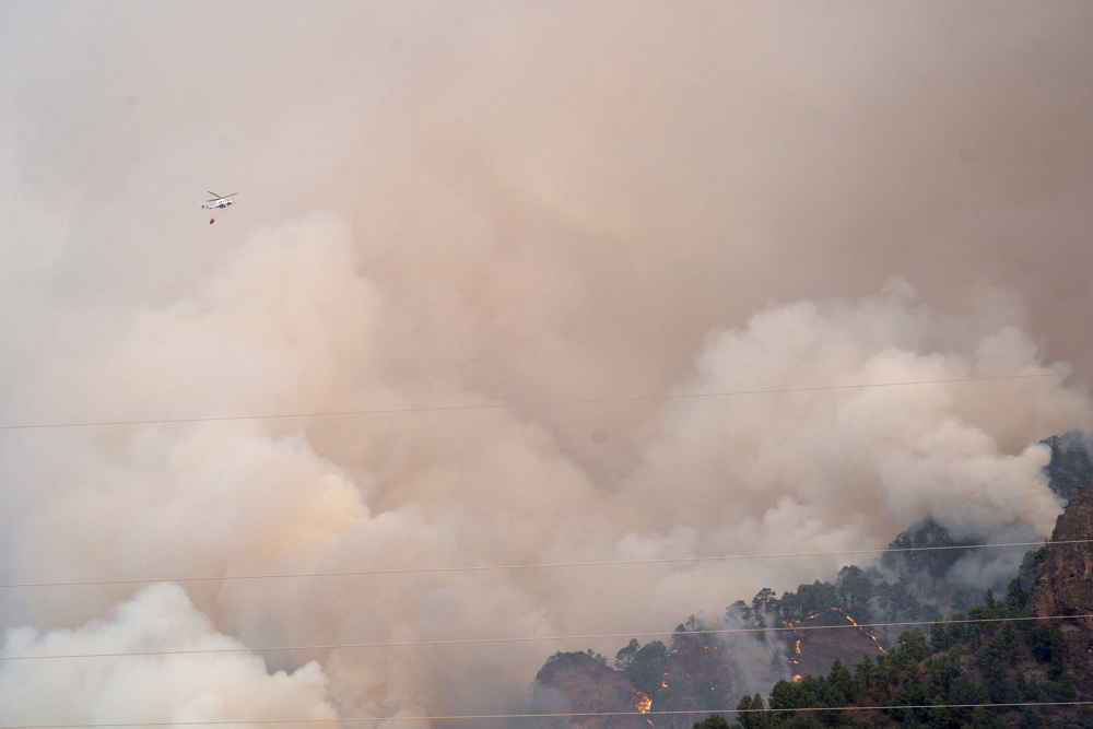 CANDELARIA (TENERIFE), 16/08/2023.- Los medios aéreos del Gobierno de Canarias y del Estado han comenzado a intervenir a primera hora de este miércoles en el incendio forestal que comenzó a últimas horas de anoche en los montes de Arafo, en Tenerife, y que ya afecta también a la zona alta de Candelaria. En la zona ya intervienen las brigadas forestales del Cabildo de Tenerife y de Bomberos de Tenerife así como bomberos voluntarios de Güímar y La Laguna. El fuego ha obligado a desalojar de manera preventiva los núcleos poblacionales de Arrate, Chivisaya, Media Montaña y Ajafona. En la imagen, uno de los helicópteros que trabaja en la zona. EFE/ Ramón De La Rocha