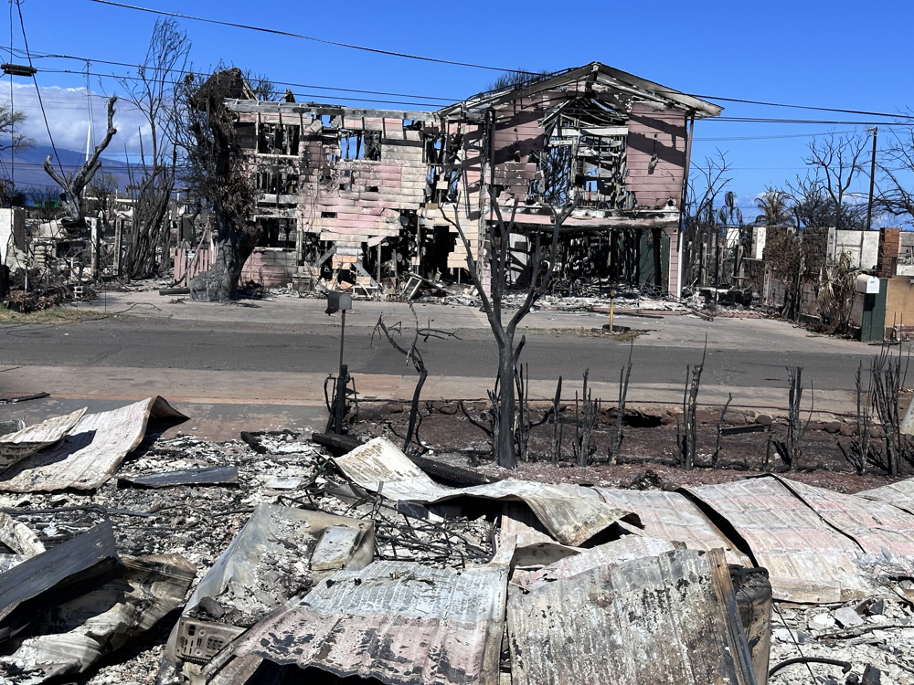 AHAINA (ESTADOS UNIDOS), 21/08/2023.- Fotografía de escombros tras un incendio el 20 de agosto de 2023, en Lahaina (EE.UU.). El gris de las cenizas impregna de desolación a la localidad hawaiana de Lahaina, arrasada por los peores incendios de su historia y donde lo único que distingue son las estructuras carbonizadas de los edificios, los esqueletos de los coches calcinados y los tallos cortados de las palmeras. EFE/Octavio Guzmán
