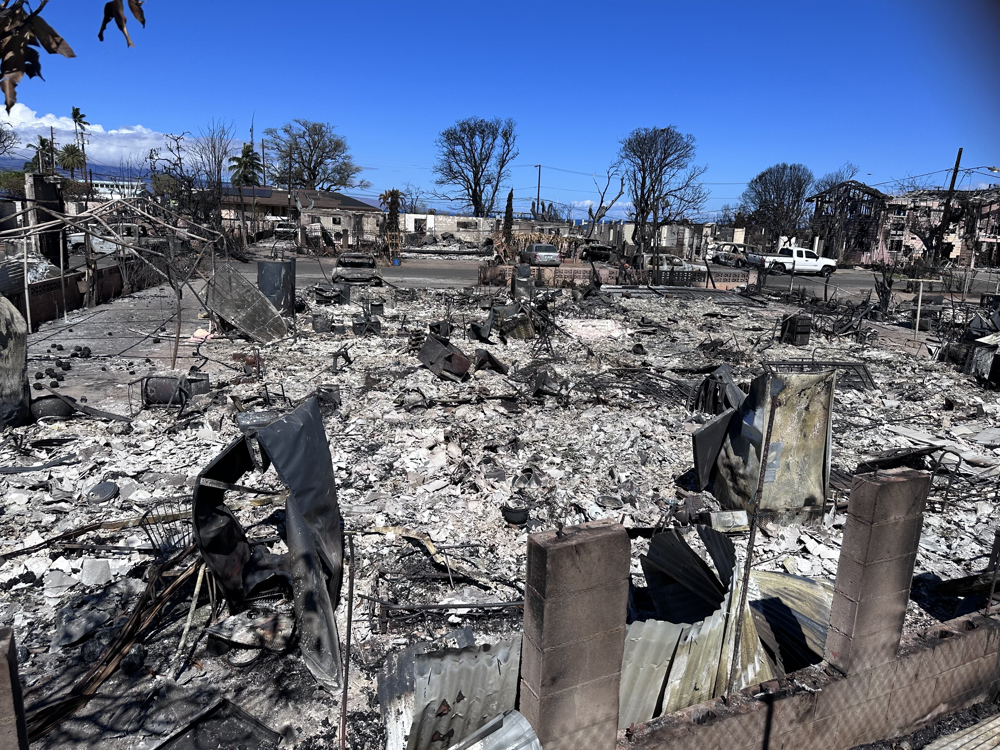 LAHAINA (ESTADOS UNIDOS), 21/08/2023.- Fotografía de escombros tras un incendio el 20 de agosto de 2023, en Lahaina (EE.UU.). El gris de las cenizas impregna de desolación a la localidad hawaiana de Lahaina, arrasada por los peores incendios de su historia y donde lo único que distingue son las estructuras carbonizadas de los edificios, los esqueletos de los coches calcinados y los tallos cortados de las palmeras. EFE/Octavio Guzmán