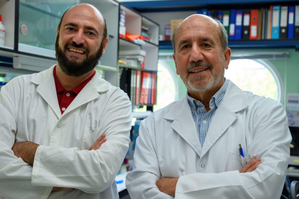 Los investigadores Juan García Arriaza y Mariano Esteban, del CNB-CSIC. Imagen del CSIC.