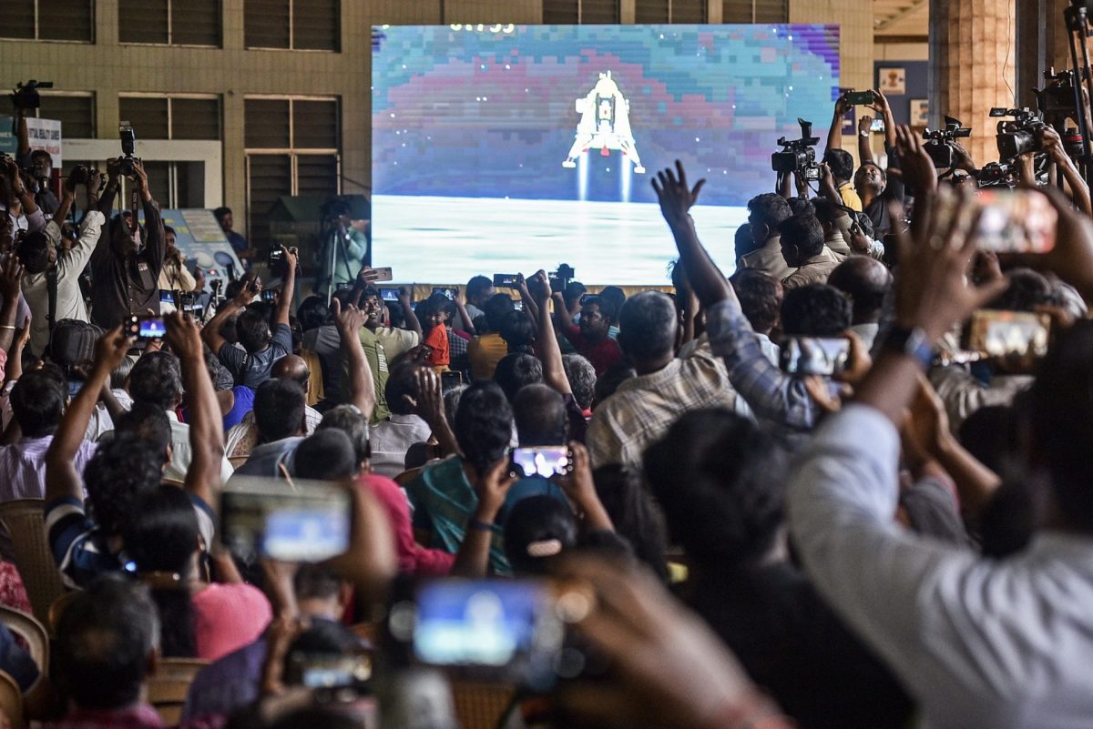 Un grupo de personas celebra, en la ciudad india de Chennai, el aterrizaje en el polo sur de la Luna de la misión india Chandrayaan-3/ EFE/EPA/IDREES MOHAMMED