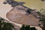 Fotografía aérea de una zona de minería ilegal en la Amazonía de Brasil. EFE/ André Borges