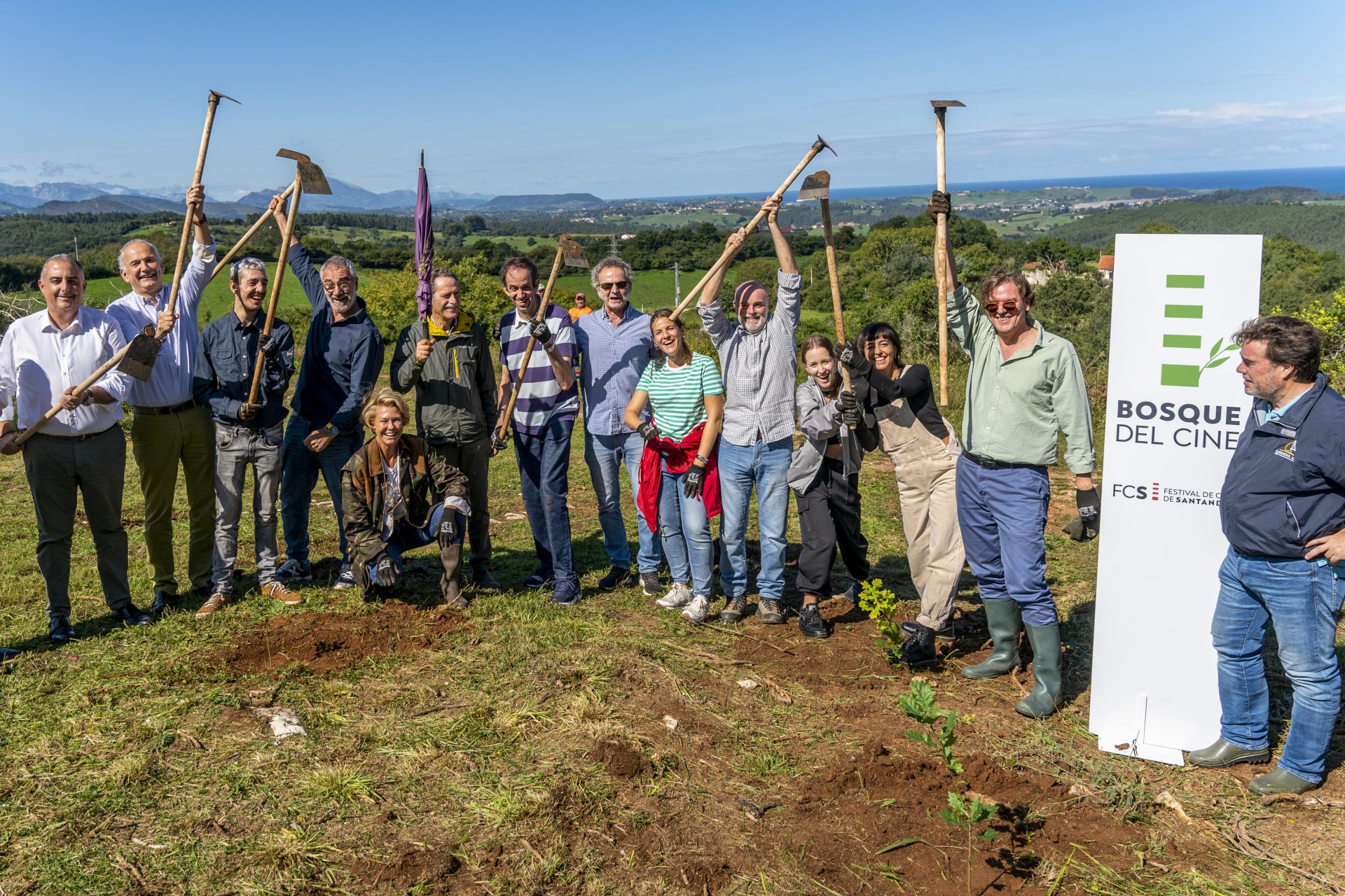 El equipo de la película "Campeonex", que se proyecta dentro del Festival de Cine de Santander, protagoniza la plantación en Udías, en el denominado Bosque del Cine, de 150 árboles con los que la organización del festival quiere reducir la huella de carbono de su trabajo. EFE/ROMÁN G. AGUILERA