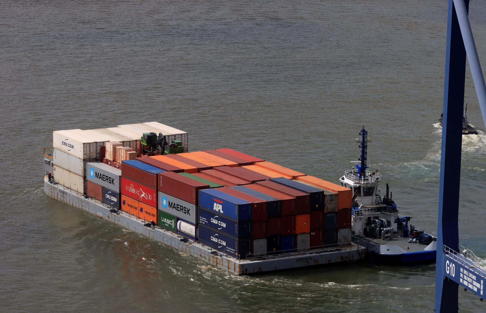 Fotografía de un ferry con contenedores cargados de productos de importación. EFE/ Ricardo Maldonado Rozo
