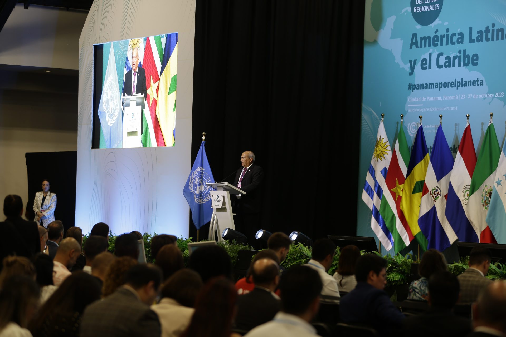 AME9978. CIUDAD DE PANAMÁ (PANAMÁ), 23/10/2023.- Milciades Concepción, ministro de Ambiente de Panamá, habla durante la inauguración en la Semana del Clima de América Latina y el Caribe, hoy en Ciudad de Panamá (Panamá). Con unos 3.000 participantes entre Gobiernos, pueblos indígenas, sociedad civil y el sector privado, destacando que se trata de una "región de soluciones" a la crisis climática gracias a su rica biodiversidad. "Es (América Latina y el Caribe) una región de soluciones. En primer lugar porque acoge la mayor biodiversidad del planeta y, por tanto, la solución de captura de carbono pasa por los bosques, pasa por el 50% de la biodiversidad que está en la región", dijo en el acto de apertura la gerente de Acción Climática y Biodiversidad Positiva del Banco de Desarrollo de América Latina y el Caribe - CAF, Alicia Montalvo. EFE/ Carlos Lemos