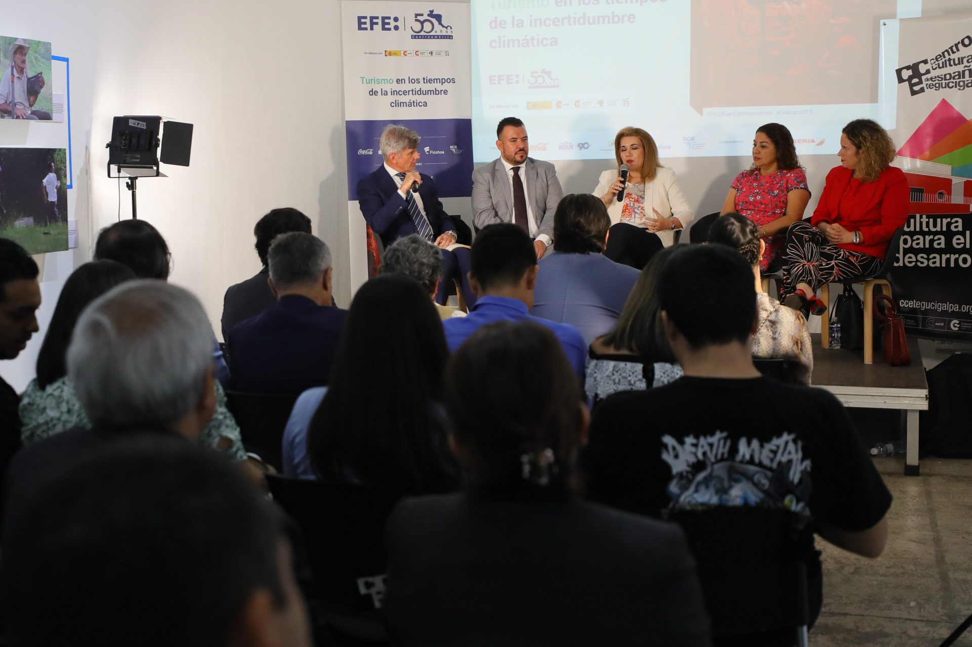(i-d) Manuel Fuentes, director editorial de la Agencia EFE para América; Luis Chávez, viceministro de Turismo de Honduras; Siham Gabrie, gerente regional de Riesgo Ambiental y Social en grupo Ficohsa; Karla Ávila, gerente Legal y de Asuntos Corporativos de Cervecería Hondureña; y Romina Kasman, jefa del sector educación de la de la Oficina Multipaís de la Unesco, hablan hoy durante el foro "Turismo en los tiempos de la incertidumbre climática", en el Centro Cultural de España en Tegucigalpa (Honduras). EFE/Gustavo Amador 