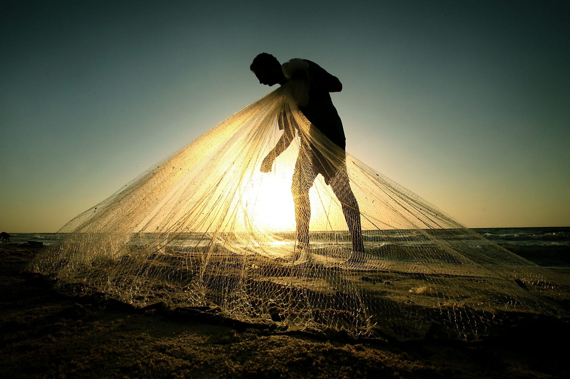 En la imagen de archivo, un pescador lanza sus redes. EFE/Ali Ali