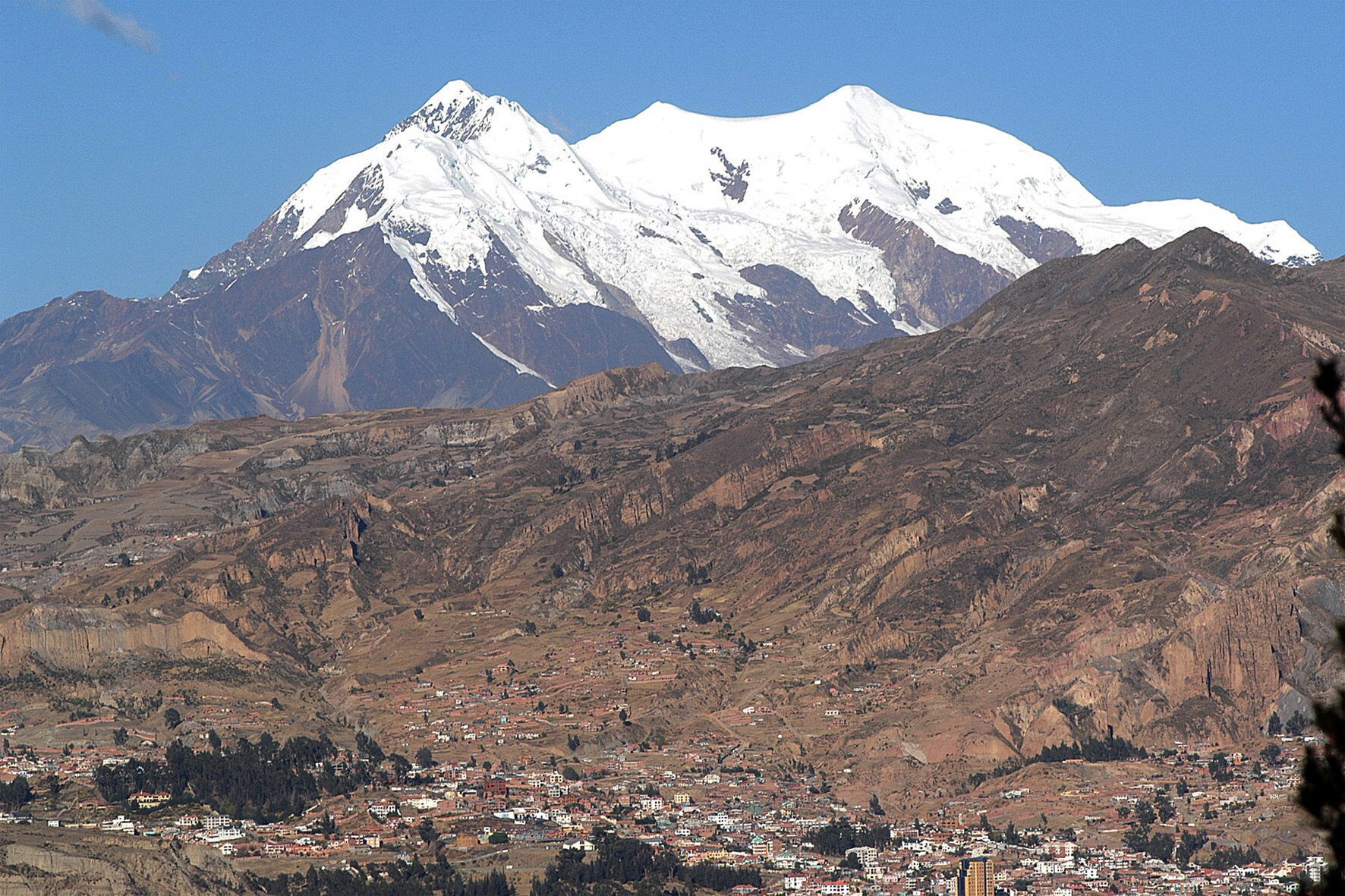 El nevado Illimani, uno de los atractivos turísticos de Bolivia, se encuentra a 6.462 metros de altura en la Cordillera Real de los Andes y a unos 50 kilómetros al sudeste de la ciudad de La Paz. EFE/Martin Alipaz