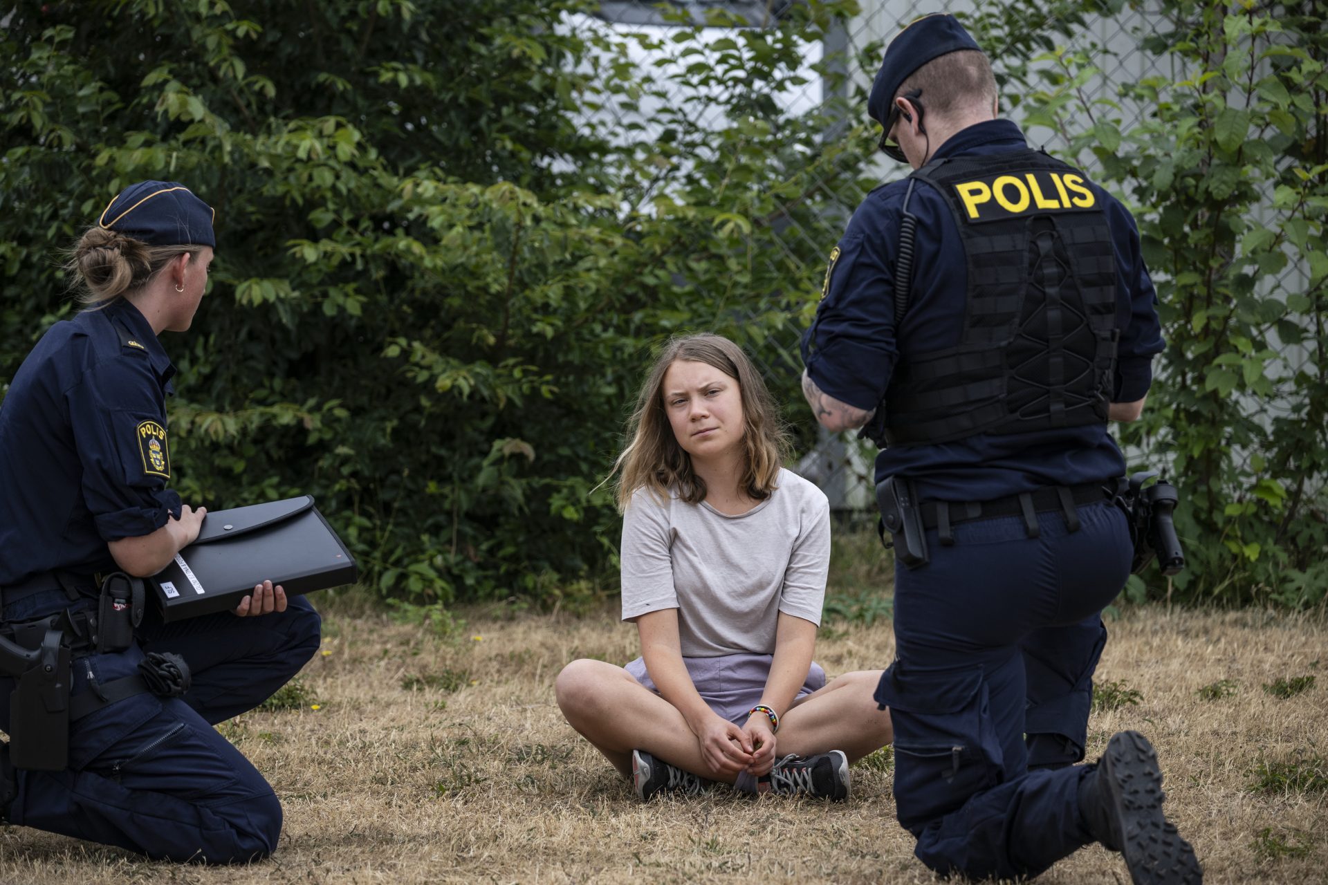 Malmo (Sweden), 19/06/2023.- Police talk to Greta Thunberg (C) as they remove climate activists from the organization Ta Tillbaka Framtiden from the road, who are blocking the entrance to Oljehamnen for the 5th day in a row in Malmo, Sweden, 19 June 2023. (Protestas, Suecia) EFE/EPA/JOHAN NILSSON SWEDEN OUT