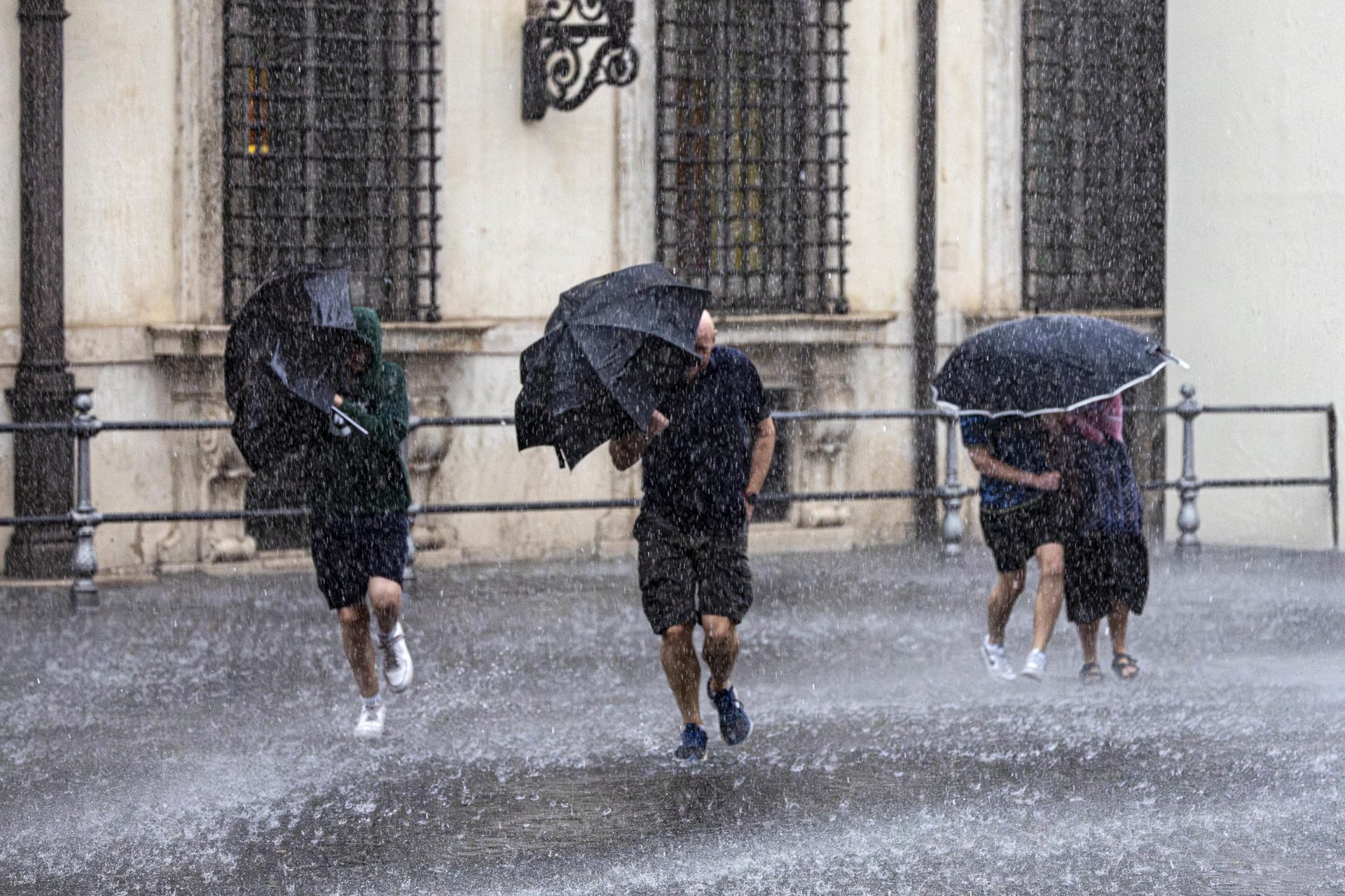 Rome (Italy), 24/10/2023.- People shelter from the rain with umbrellas in Rome, Italy, 24 October 2023. More rain is coming to Italy and it will last at least until Halloween, a forecaster said. (Italia, Roma) EFE/EPA/MASSIMO PERCOSSI