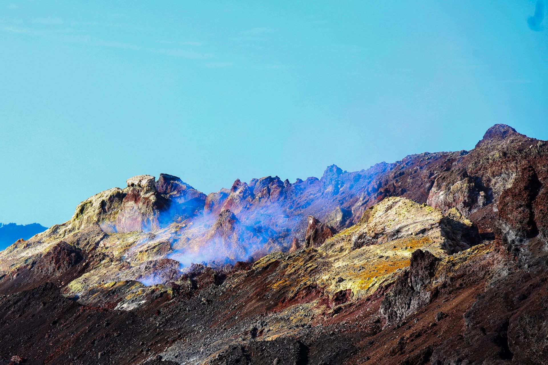 El entorno del cono del volcán Tajogaite, en el Parque Natural Cumbre Vieja, continúa dentro del área de exclusión de la emergencia volcánica, pudiendo acceder únicamente grupos acompañados de guías turísticos, científicos y personal autorizado bajo la premisa de no dejar huella en el paisaje posvolcánico. EFE / Luis G Morera