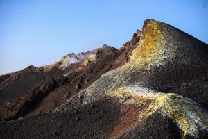 El entorno del cono del volcán Tajogaite, en el Parque Natural Cumbre Vieja, continúa dentro del área de exclusión de la emergencia volcánica, pudiendo acceder únicamente grupos acompañados de guías turísticos, científicos y personal autorizado bajo la premisa de no dejar huella en el paisaje posvolcánico. EFE / Luis G Morera