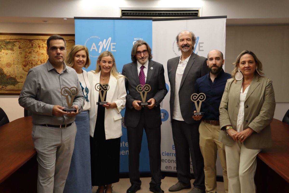 Galardonados en los primeros premios Infinito de comunicación de la Asociación Metalgráfica, entre ellos EFEverde, cuyo galardón ha recogido su director Arturo Larena