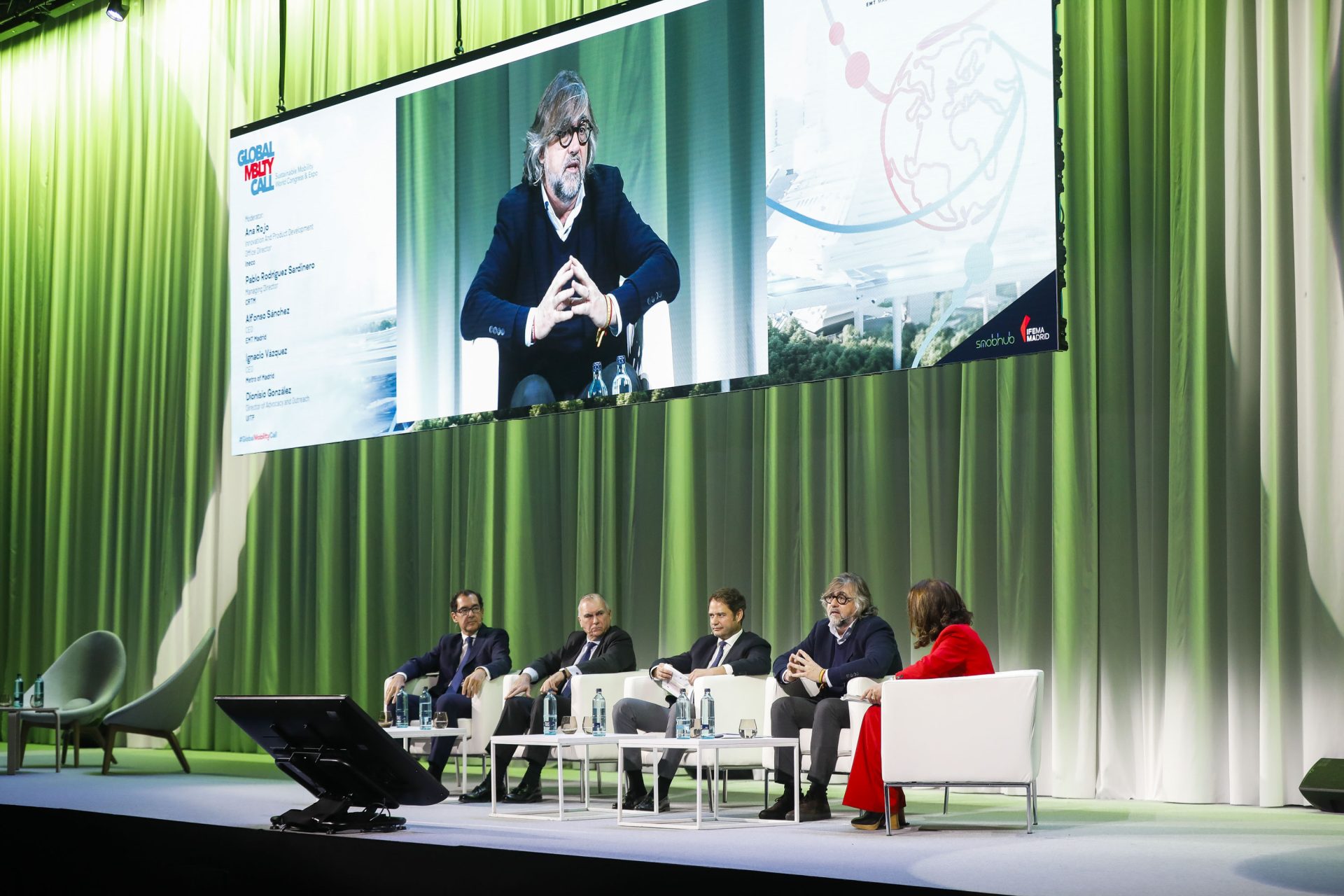 Participantes de la mesa "El transporte público como eje vertebrador de la movilidad sostenible para los ciudadanos", durante la primera Jornada del Global Mobility Call en Madrid. EFE/David Fernández