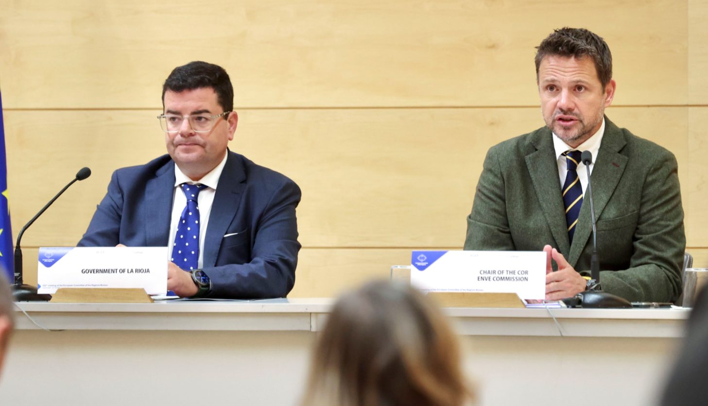El presidente de la Comisión ENVE del Comité Europeo de las Regiones (CdR) y alcalde de Varsovia, Rafal Kazimierz Trzaskowski (d), ha ofrecido en Logroño una rueda informativa junto al portavoz del Gobierno riojano, Alfonso Domínguez(i), con motivo de la Conferencia de Presidentes del CdR, este martes en el Palacio de Congreso Riojaforum de Logroño. EFE/ Raquel Manzanares